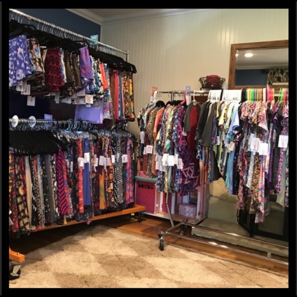 LULAROE 20 NEW WITH TAG ITEMS
RETAIL VALUE OVER $900 - Picture 6 of 7